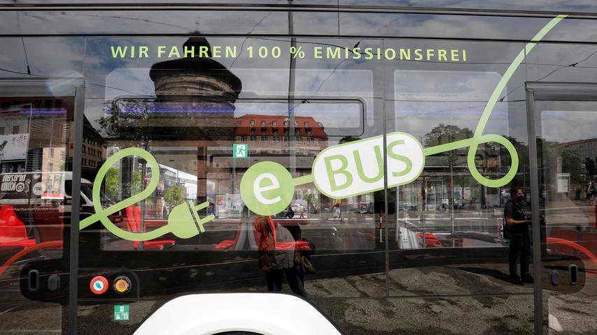 Am Logo schnell zu erkennen: Der neue MAN E-Gelenkbus. Er hat eine Batteriekapazität von 510 kWh und kommt im Idealfall bis zu 400 weit. Gegenüber einem vergleichbaren Dieselbus spart er nach Berechnungen der VAG jährlich 68 Tonnen Kohlendioxid ein. 
