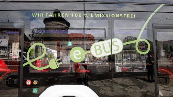 Am Logo schnell zu erkennen: Der neue MAN E-Gelenkbus. Er hat eine Batteriekapazität von 510 kWh und kommt im Idealfall bis zu 400 weit. Gegenüber einem vergleichbaren Dieselbus spart er nach Berechnungen der VAG jährlich 68 Tonnen Kohlendioxid ein.
