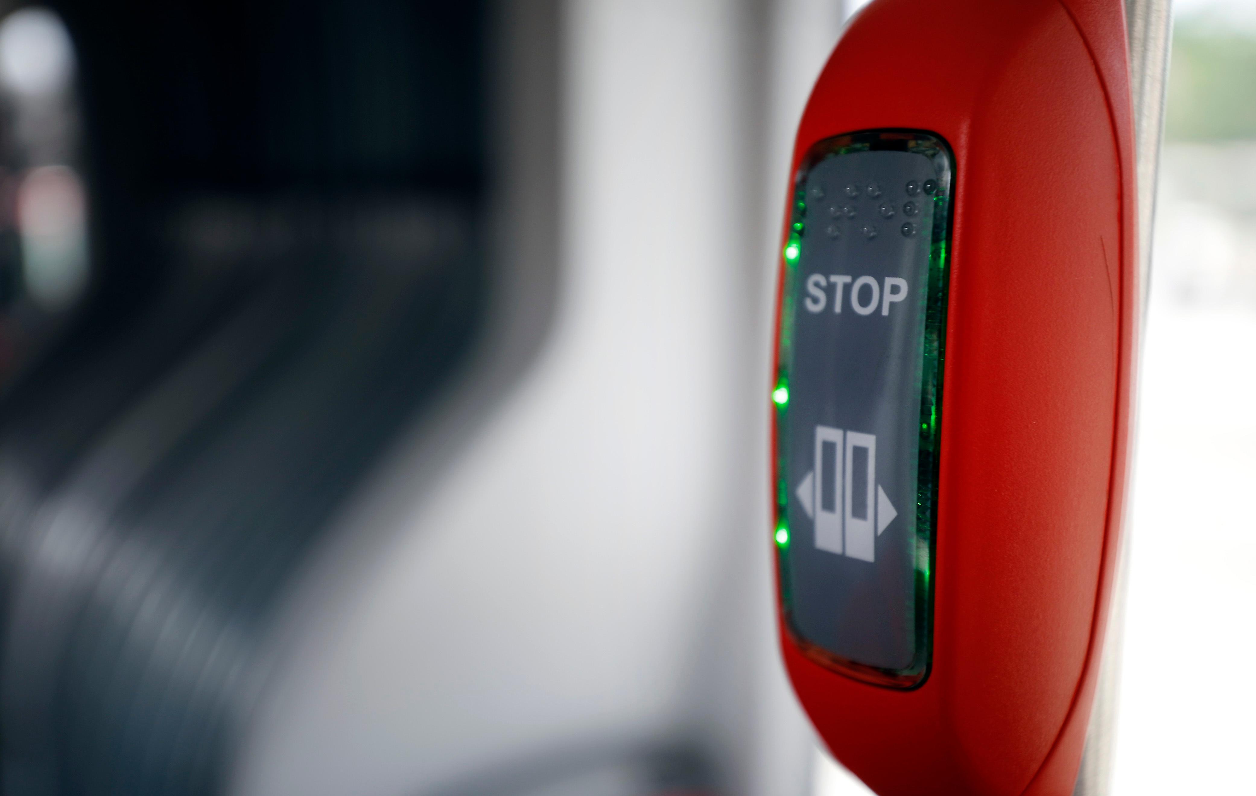 Bei den modernen Bussen sind viele Details durchdacht, etwa die einfache Handhabung von Haltewunsch-Knöpfen.