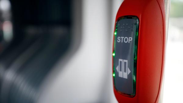 Bei den modernen Bussen sind viele Details durchdacht, etwa die einfache Handhabung von Haltewunsch-Knöpfen.