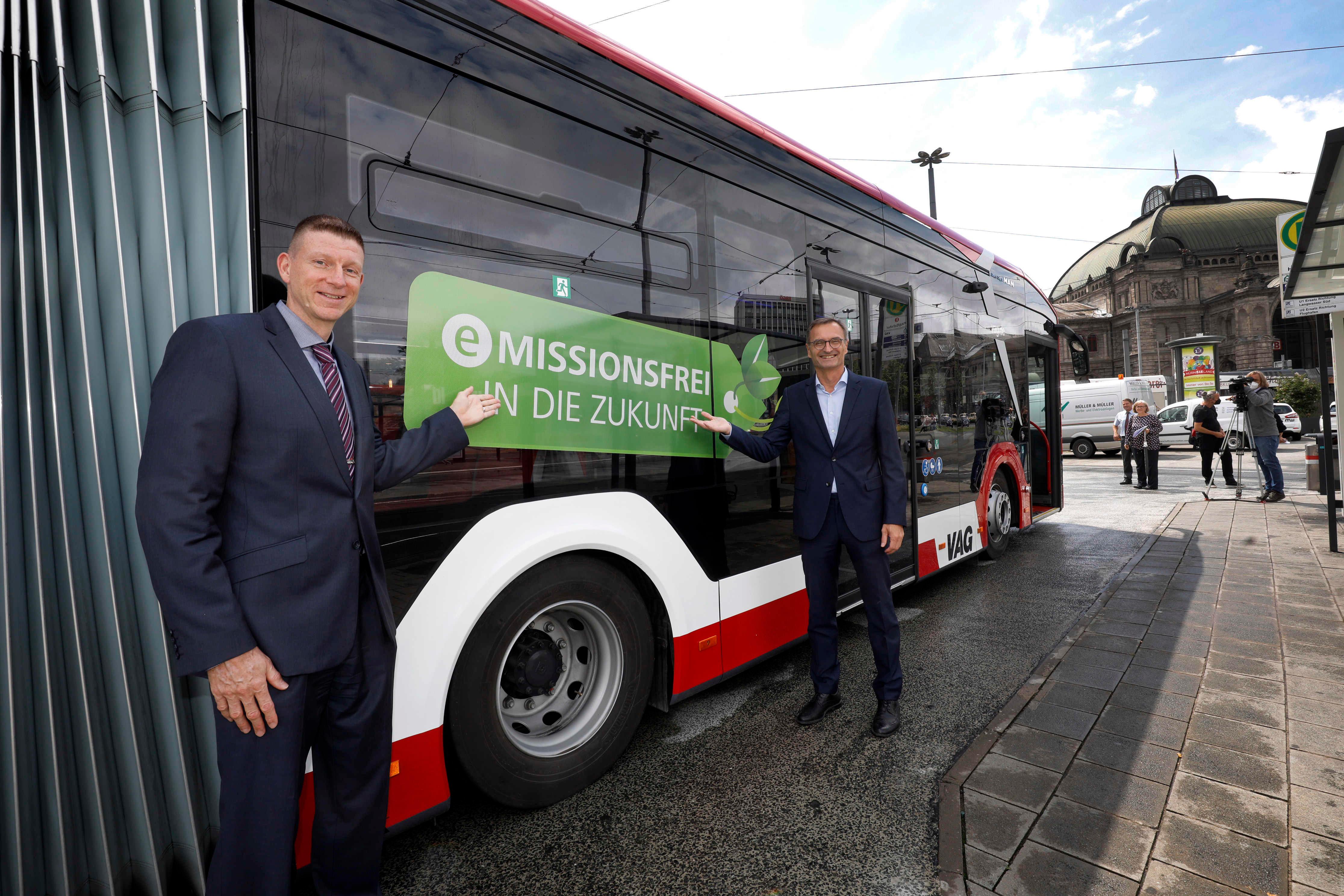 Sind stolz auf ihr neues Pferd im Stall: Josef Hasler, Vorsitzender des Vorstands (rechts) und Tim Dahlmann-Resing, Vorstand Technik und Marketing (links).