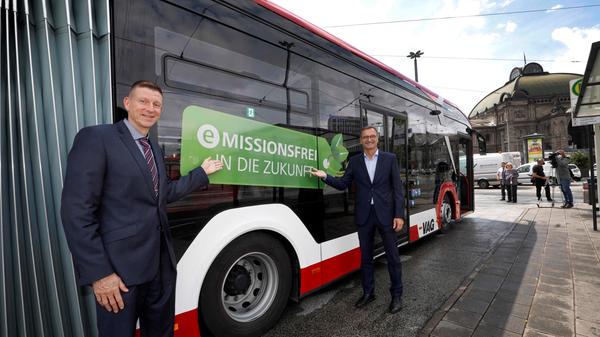 Sind stolz auf ihr neues Pferd im Stall: Josef Hasler, Vorsitzender des Vorstands (rechts) und Tim Dahlmann-Resing, Vorstand Technik und Marketing (links).