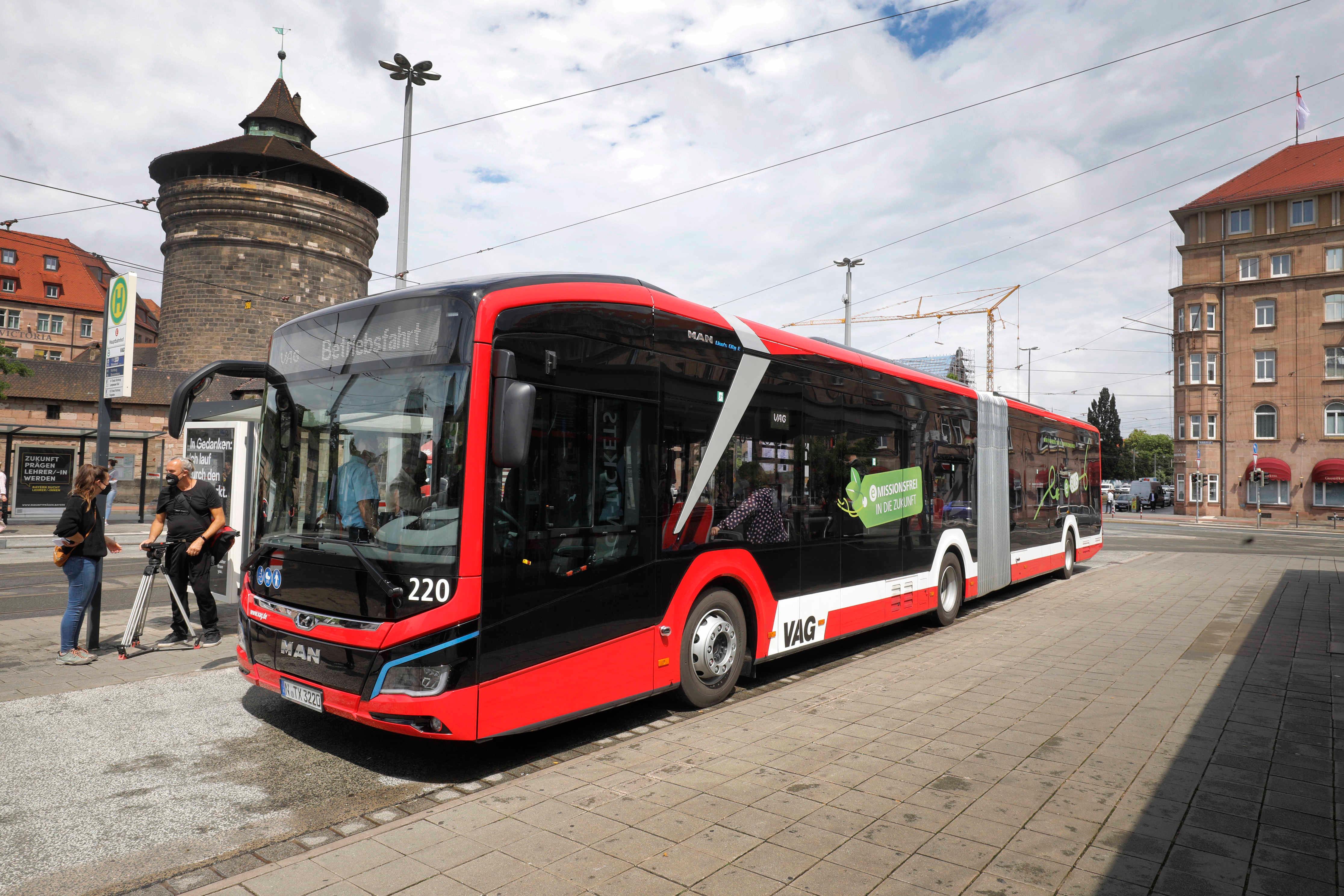 Die neuen E-Busse sind kein Schnäppchen, sie kosten rund doppelt so viel wie herkömmliche Dieselbusse. Die VAG investiert heuer 25 Millionen Euro in die Fahrzeuge, bekommt aber auch Fördermittel von Bund und Land.