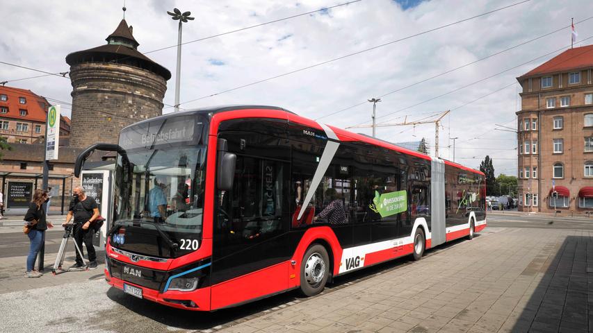 Die neuen E-Busse sind kein Schnäppchen, sie kosten rund doppelt so viel wie herkömmliche Dieselbusse. Die VAG investiert heuer 25 Millionen Euro in die Fahrzeuge, bekommt aber auch Fördermittel von Bund und Land.