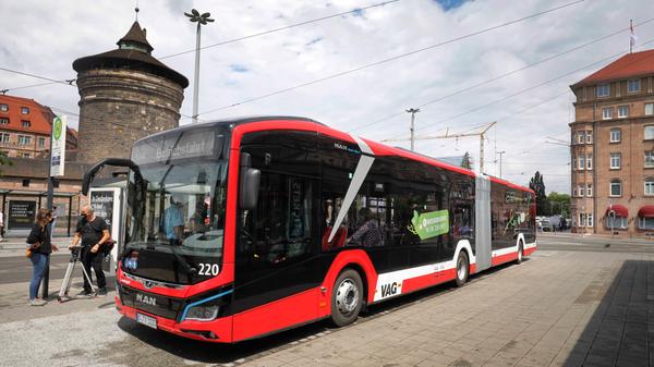 Die neuen E-Busse sind kein Schnäppchen, sie kosten rund doppelt so viel wie herkömmliche Dieselbusse. Die VAG investiert heuer 25 Millionen Euro in die Fahrzeuge, bekommt aber auch Fördermittel von Bund und Land.