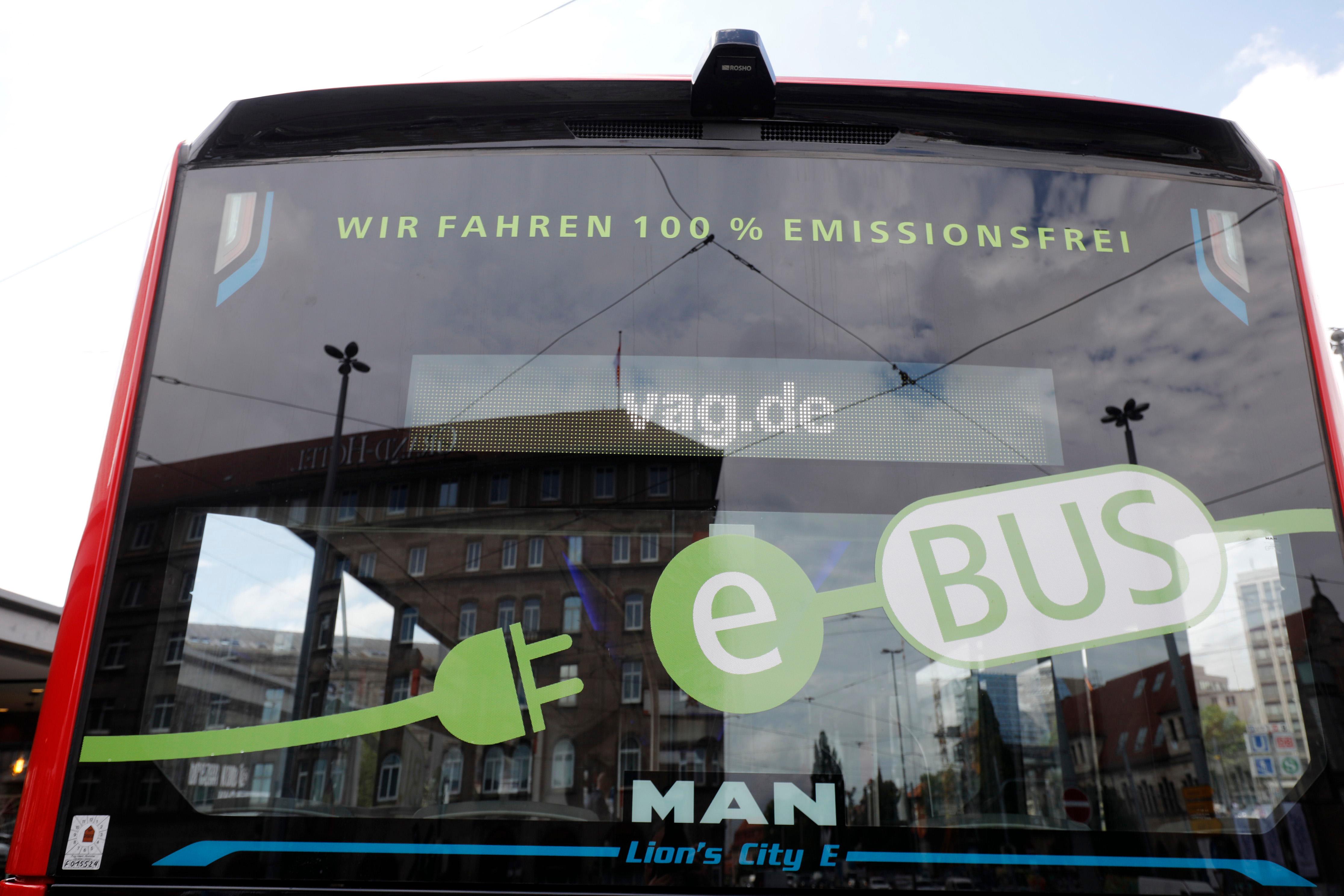 Rußwolken sind schon lange passé: Die neuen Busse fahren mit Ökostrom und stoßen keine Abgase aus. Sie sind an am grün-weißen Logo erkennbar.