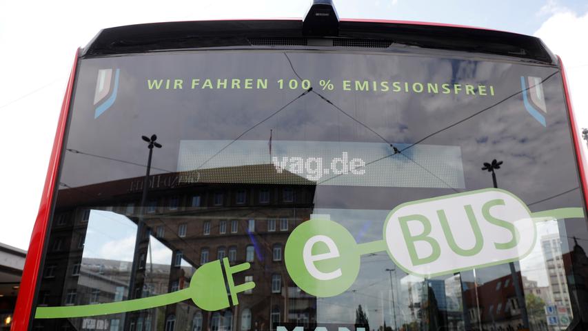 Rußwolken sind schon lange passé: Die neuen Busse fahren mit Ökostrom und stoßen keine Abgase aus. Sie sind an am grün-weißen Logo erkennbar.