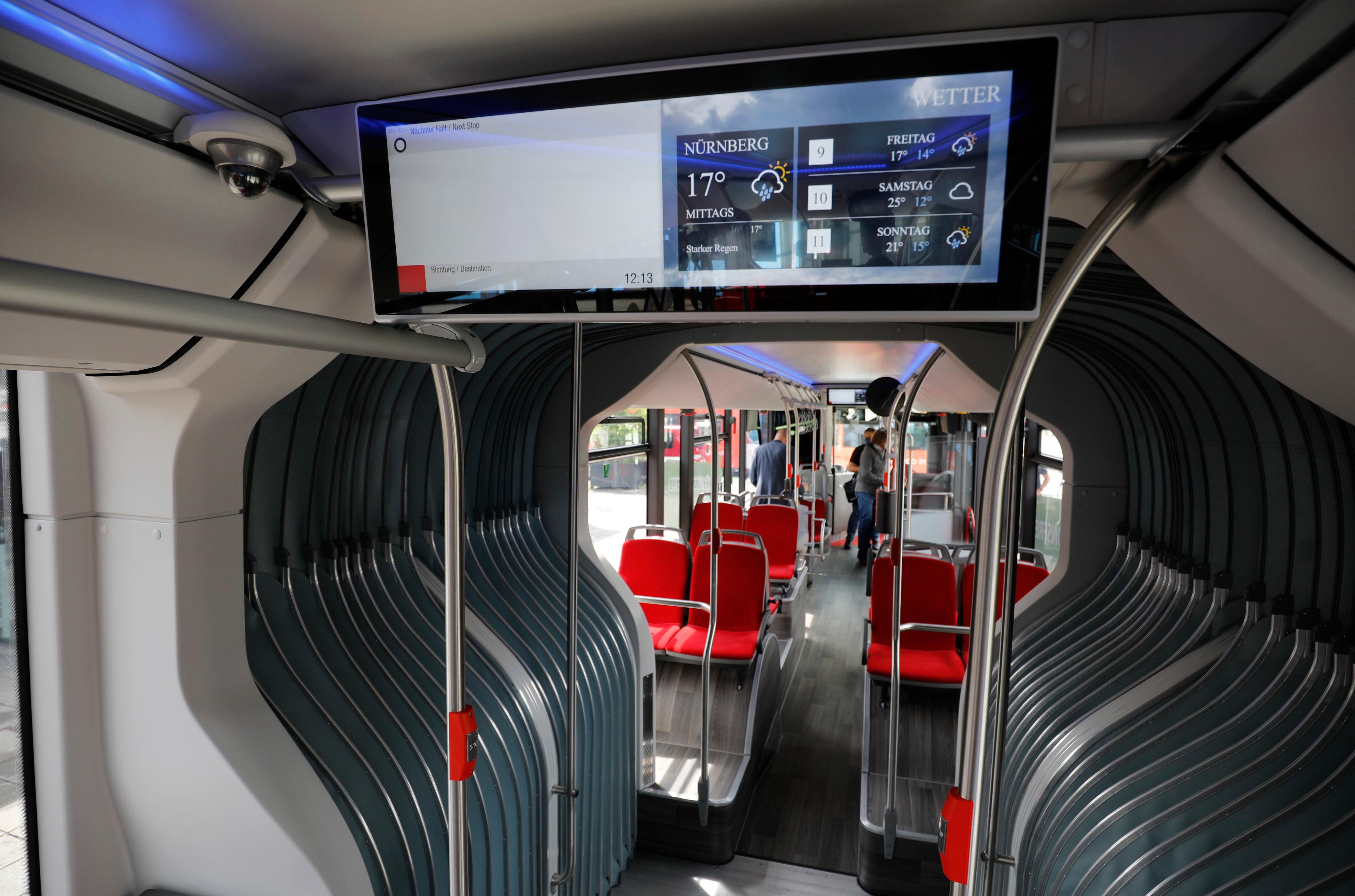 Blaue Lichtbänder und Doppelbildschirme informieren die Fahrgäste.