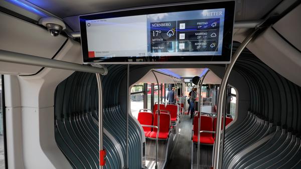 Blaue Lichtbänder und Doppelbildschirme informieren die Fahrgäste.