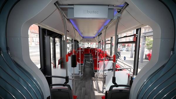 Klimaanlagen, Fahrgastinformationen vom Bildschirm und mehr Sicherheit dank Kameras: In den Bussen kommt moderne Technik zum Einsatz.