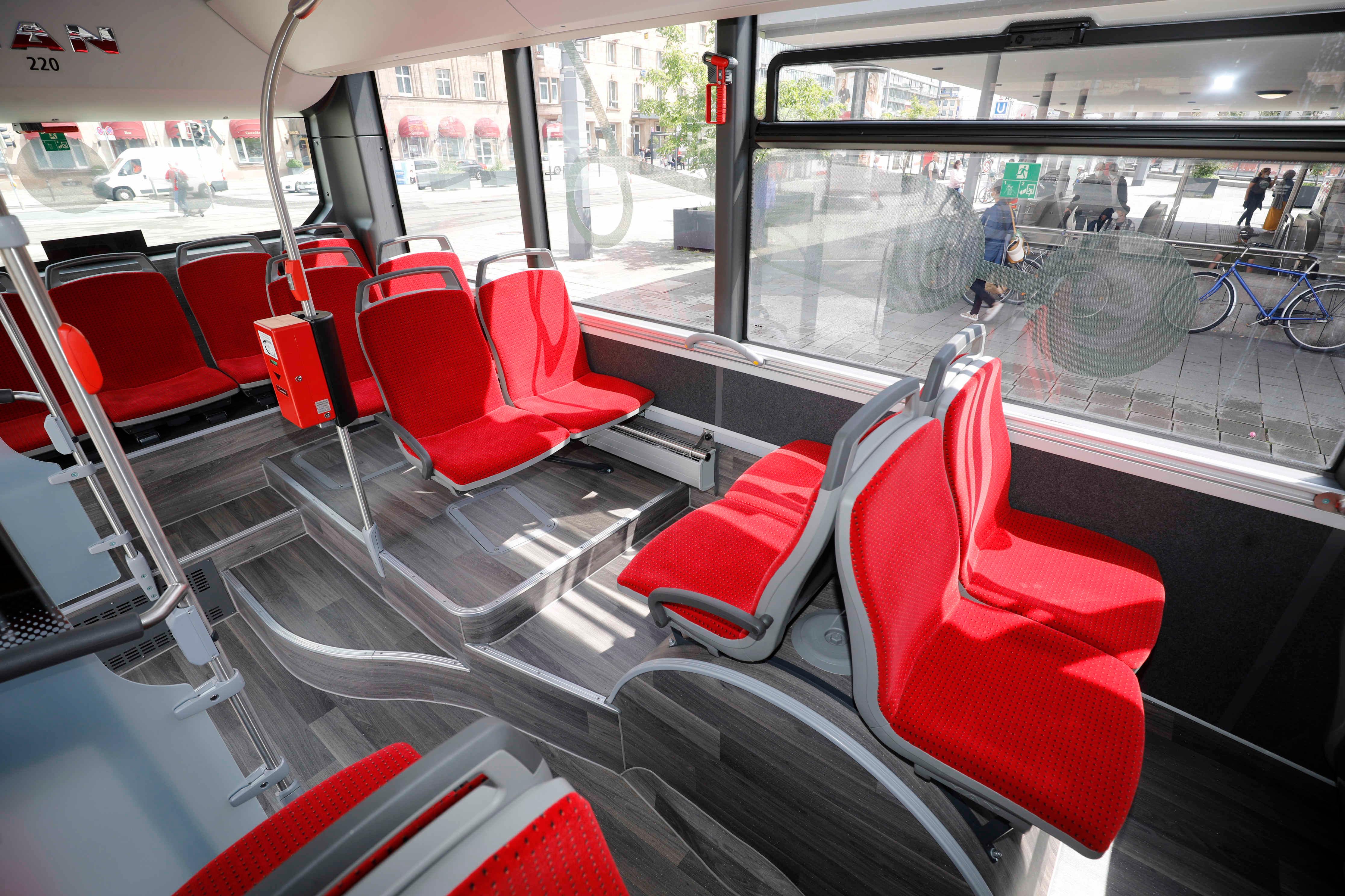 Rote Polstersitze, große Fenster und Böden in Holzoptik: so präsentiert sich der neue E-Gelenkbus der VAG. 