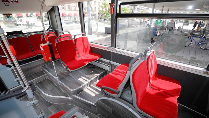 Rote Polstersitze, große Fenster und Böden in Holzoptik: so präsentiert sich der neue E-Gelenkbus der VAG. 