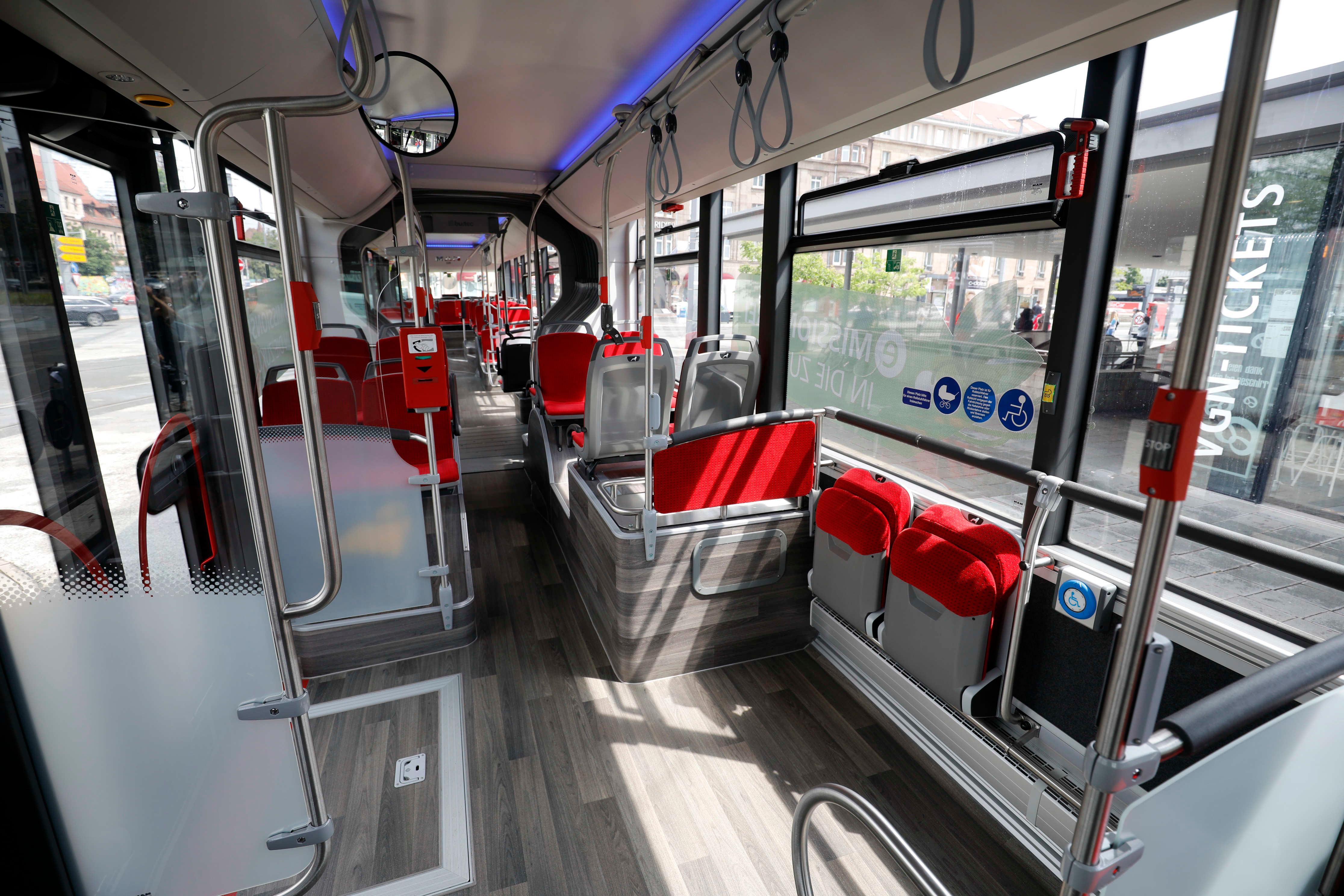 Die Einstiegsbereiche bieten Platz für Rollstühle, Kinderwägen und Einkaufstrolleys. 