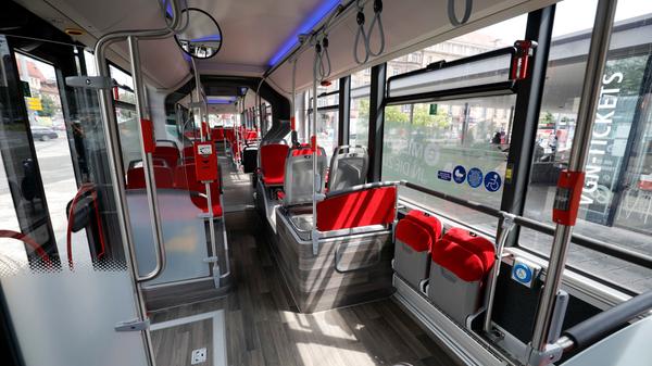 Die Einstiegsbereiche bieten Platz für Rollstühle, Kinderwägen und Einkaufstrolleys.