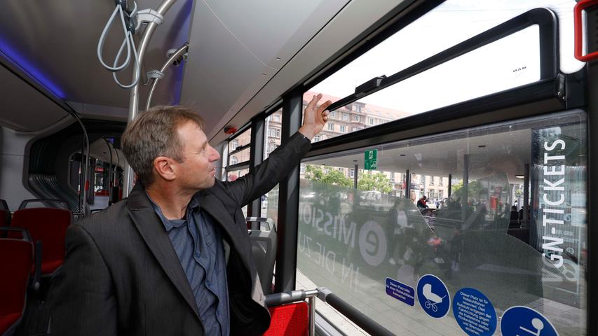 Wer beim Busfahren seine Stadt ansehen möchte, kann das durch die extragroßen Fenster tun. 
