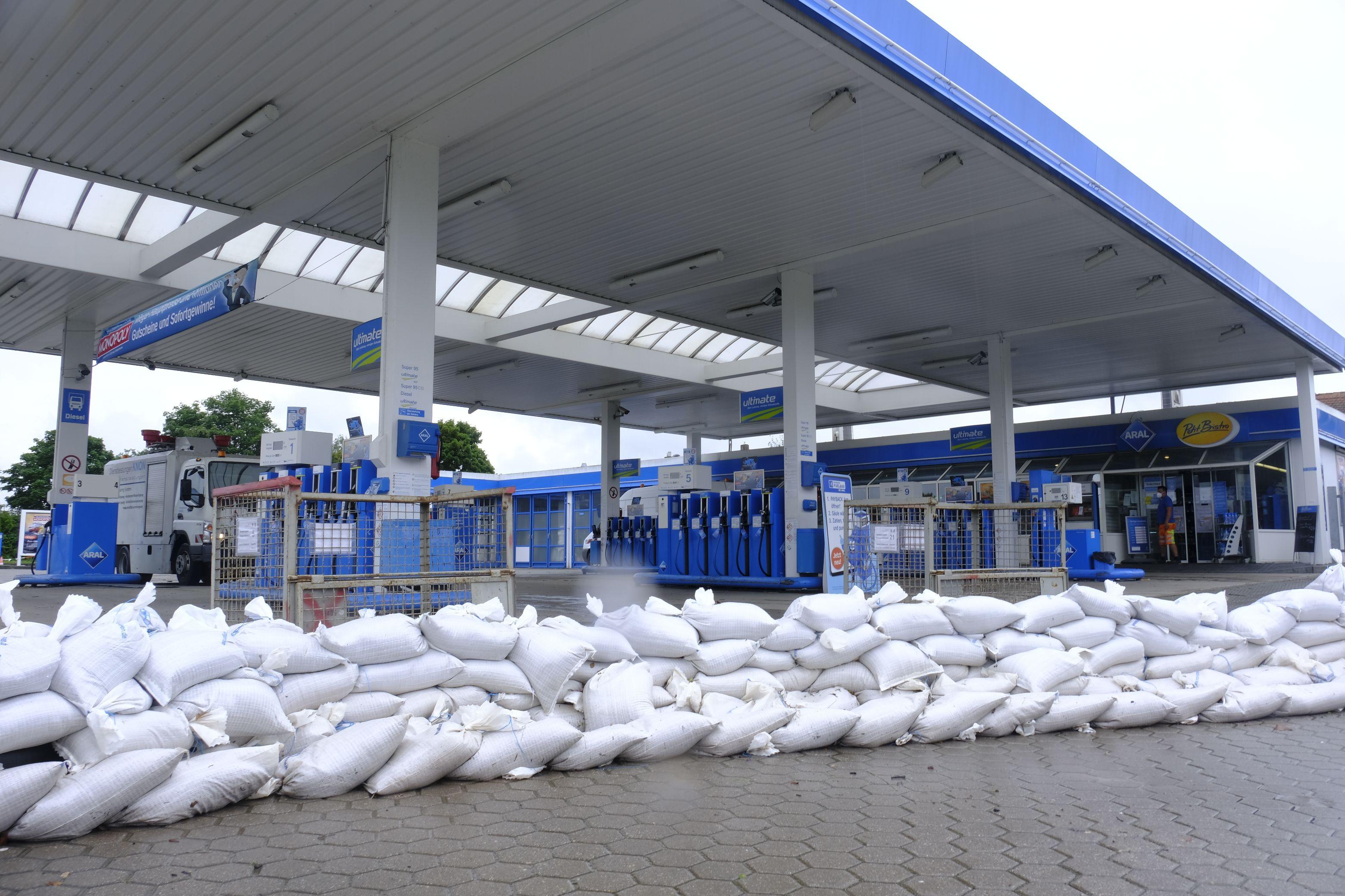 Großes Lob von der Aral-Tankstelle für alle Einsatzkräfte: Dank der Sandsäcke blieben die Anlagen verschont, schon am Sonntag konnte wieder getankt werden.