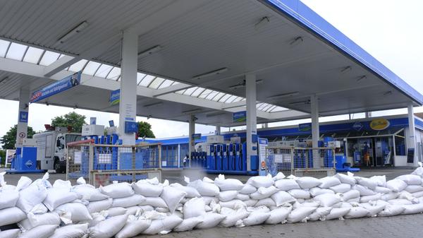 Großes Lob von der Aral-Tankstelle für alle Einsatzkräfte: Dank der Sandsäcke blieben die Anlagen verschont, schon am Sonntag konnte wieder getankt werden.