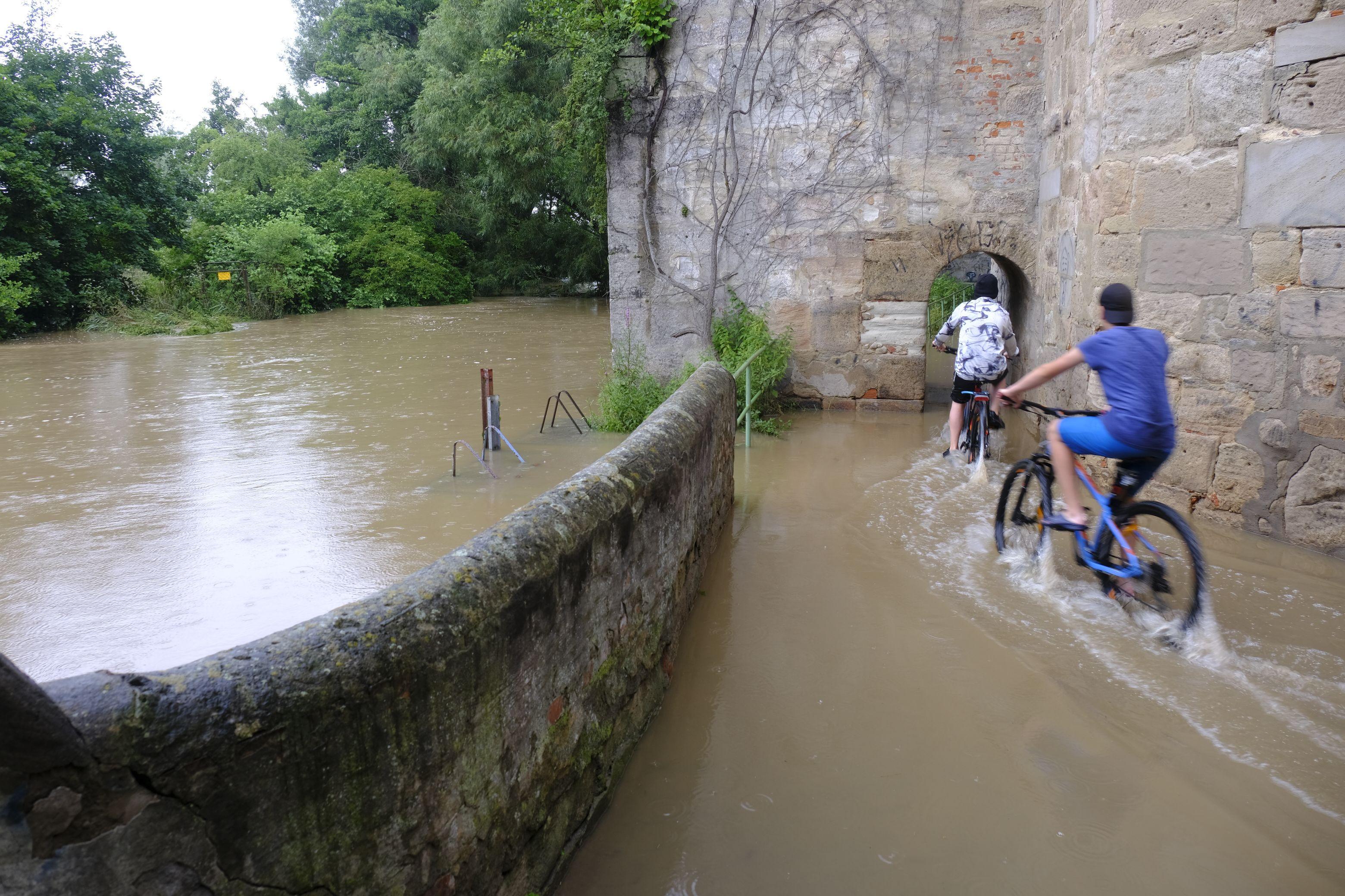 Feuchter Hindernisparcours hinterm Schloss. 