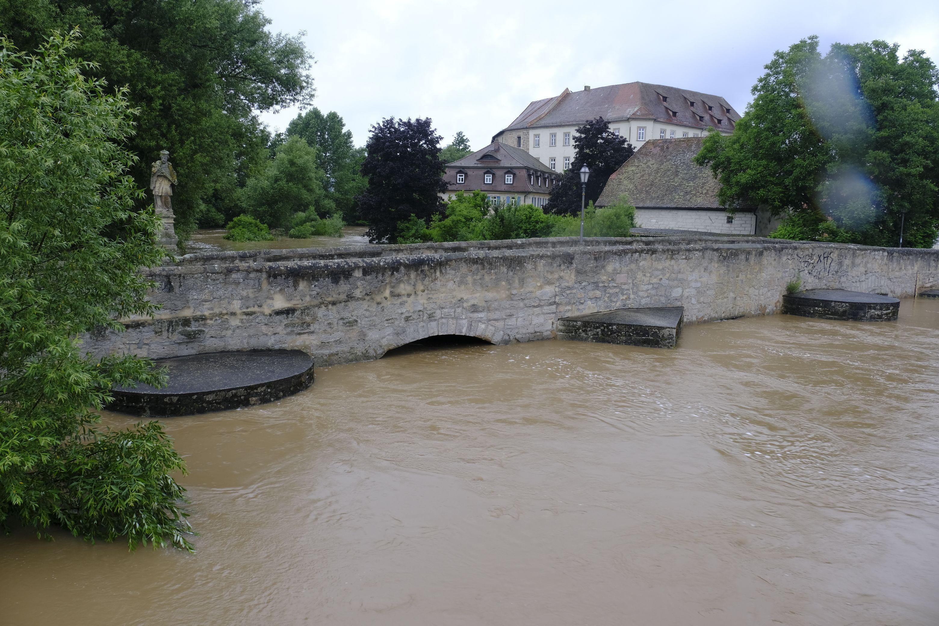 Alte Aischbrücke mit Schloss
