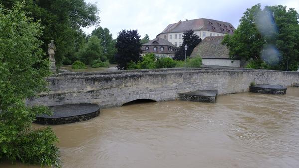 Alte Aischbrücke mit Schloss