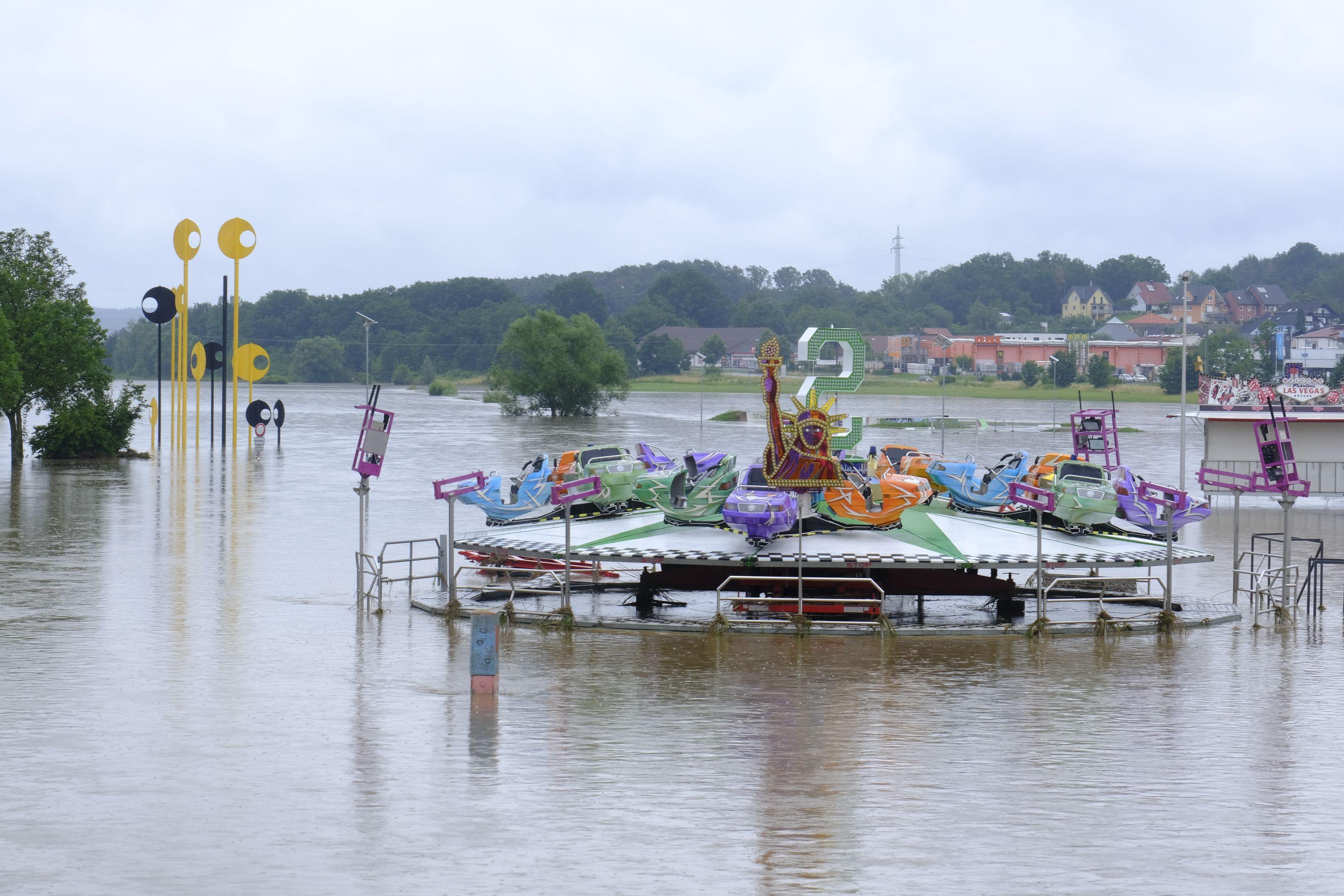 Dieses Karussell hat ein Schausteller nicht mehr rechtzeitig abbauen können. Nach der Corona-Flaute nun ein weiterer Rückschlag.
