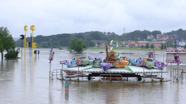 Dieses Karussell hat ein Schausteller nicht mehr rechtzeitig abbauen können. Nach der Corona-Flaute nun ein weiterer Rückschlag.