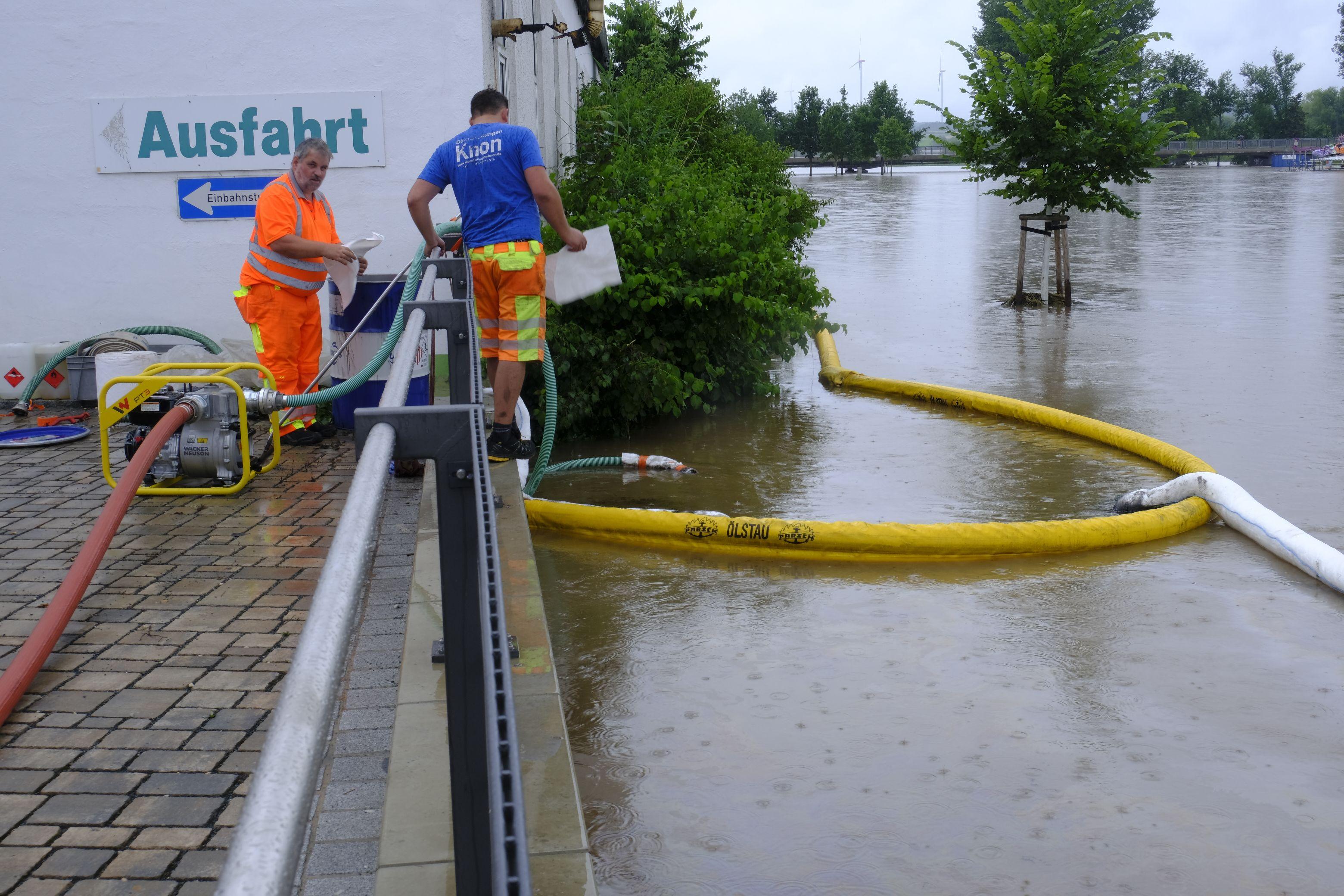 Die Spezialfirma Knon aus Eichstätt versucht, Öl am Einfließen ins Hochwasser zu hindern. Zwei Tanks mussten in Höchstadt gesichert werden, einiges Öl trat aus.