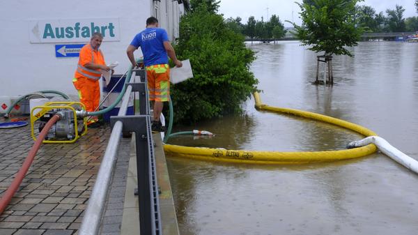 Die Spezialfirma Knon aus Eichstätt versucht, Öl am Einfließen ins Hochwasser zu hindern. Zwei Tanks mussten in Höchstadt gesichert werden, einiges Öl trat aus.