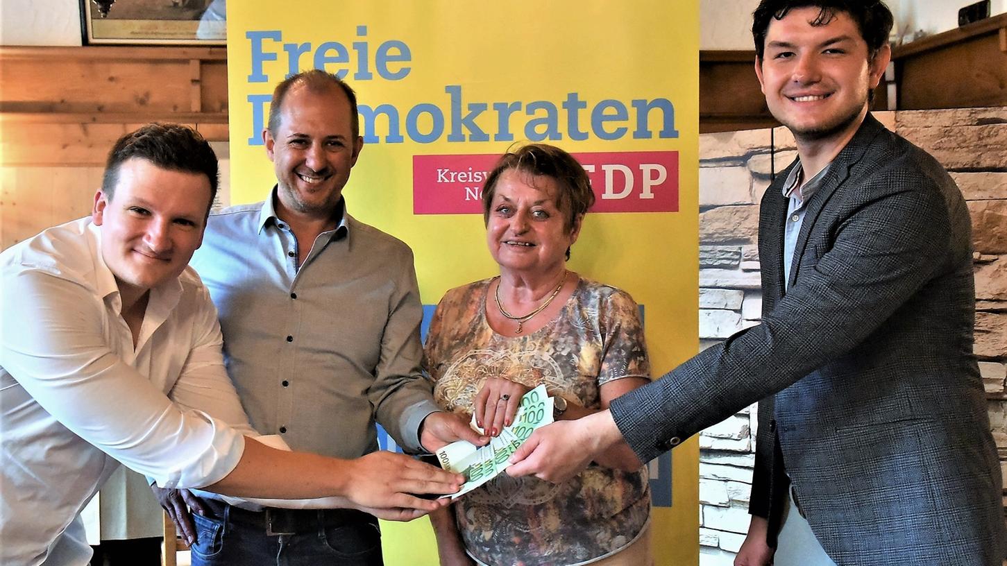 Sascha Renner (links) ist der neue Vorsitzende des FDP-Kreisverbands. Peter Fuhrmann (2. von links) spendete ein "Startgeld" von 1000 Euro in die Parteikasse. 