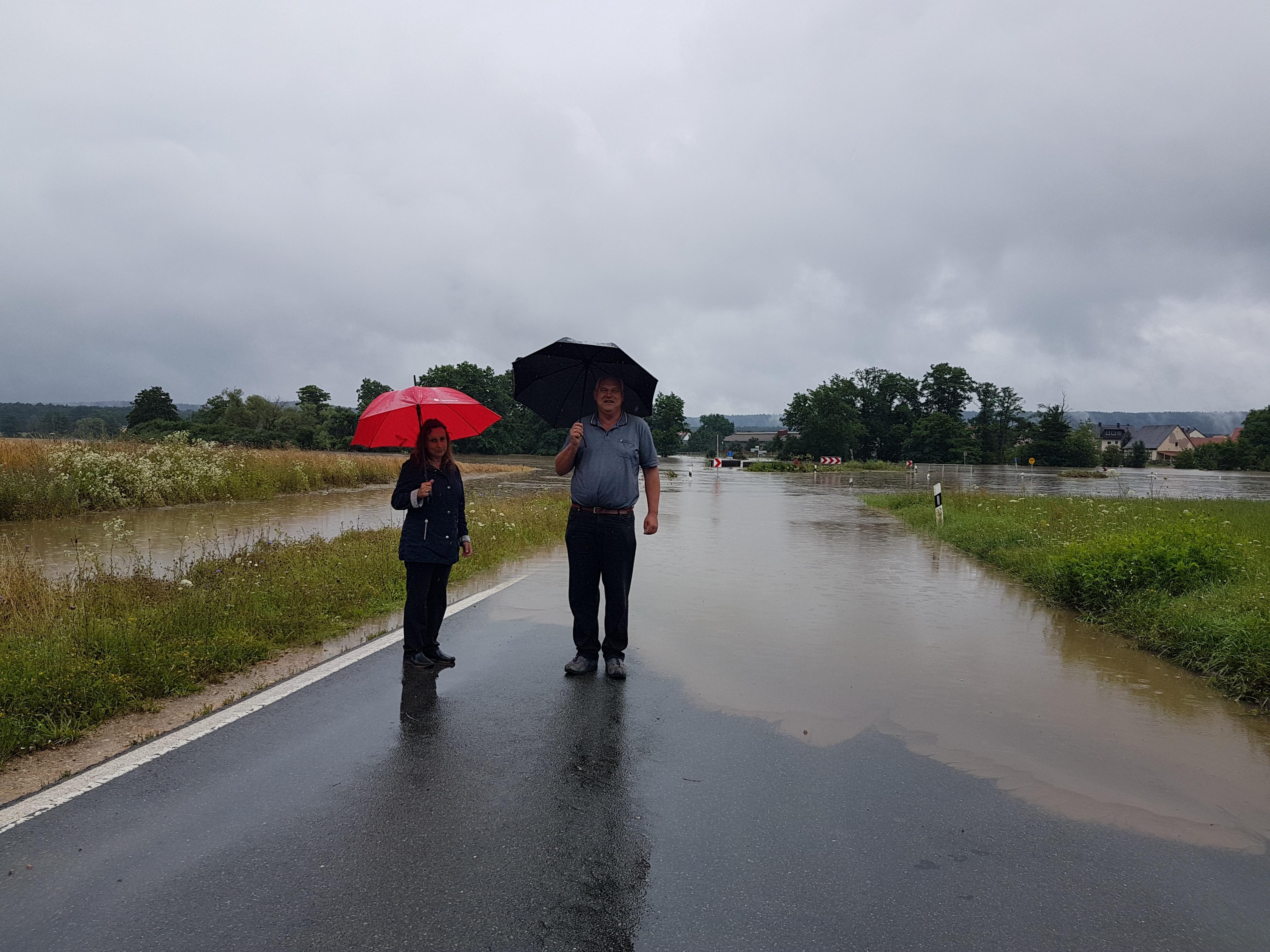 Otto und Elke Kalb aus Eggolsheim schauen sich das Hochwasser bei Willersdorf an.