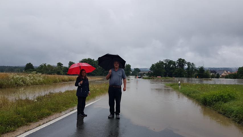 Otto und Elke Kalb aus Eggolsheim schauen sich das Hochwasser bei Willersdorf an.