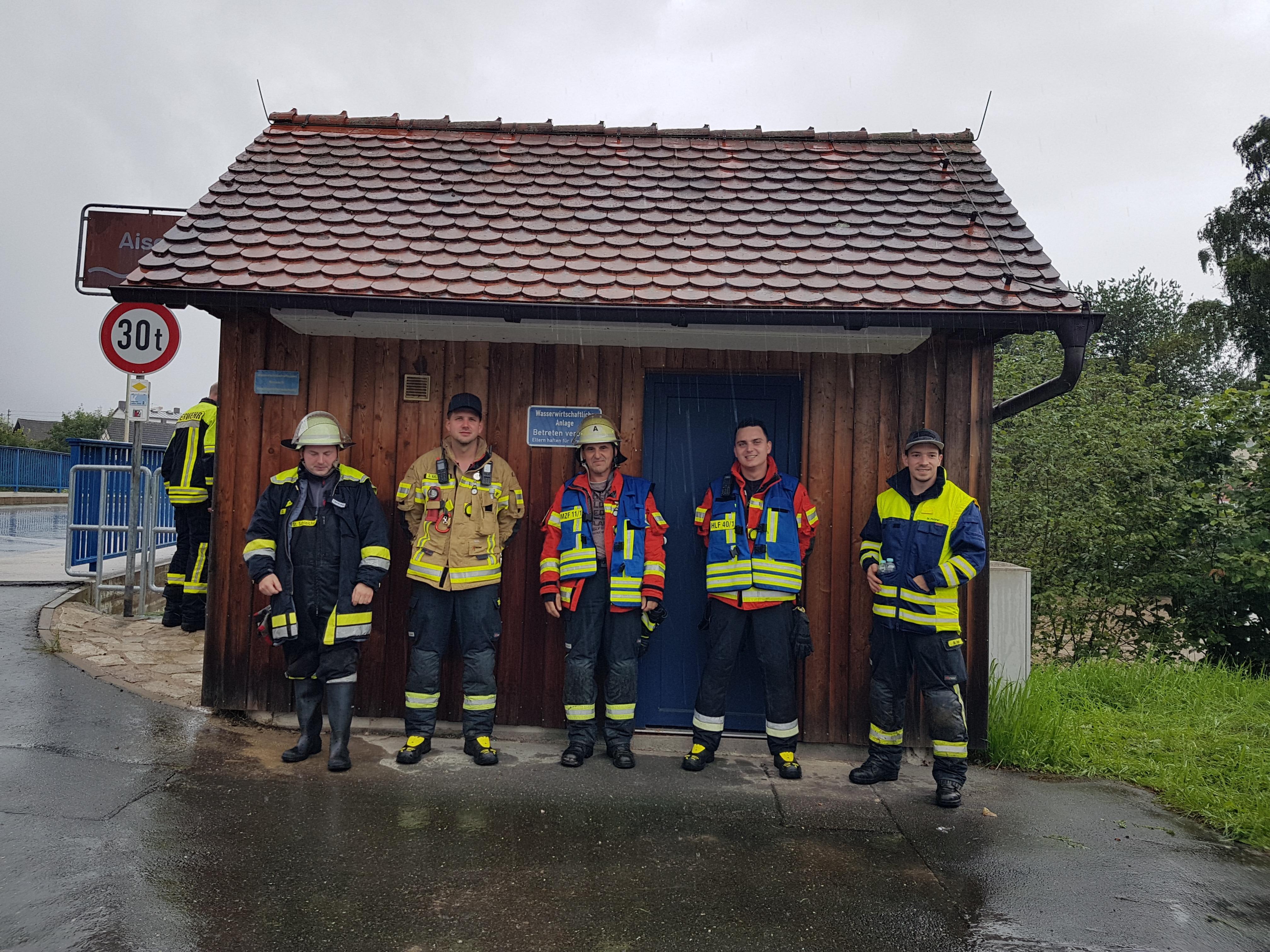 Alexander Steger, 2. Kommandant der Feuerwehr Hallerndorf, und seine Truppe. Sie waren die ganze Nacht im Einsatz. 