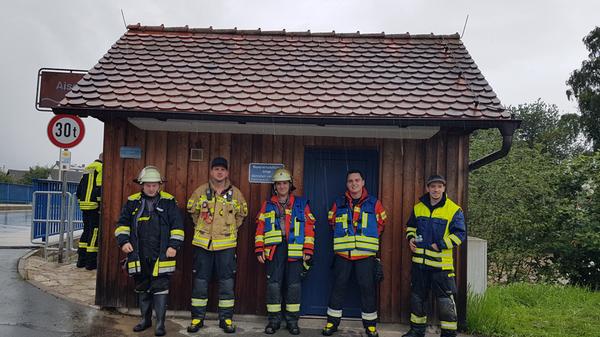 Alexander Steger, 2. Kommandant der Feuerwehr Hallerndorf, und seine Truppe. Sie waren die ganze Nacht im Einsatz.