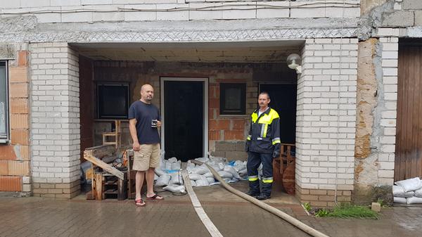 Oliver Lotze mit Feuerwehrmann: Wasser im Hof und Treppenhaus in Hallerndorf.
