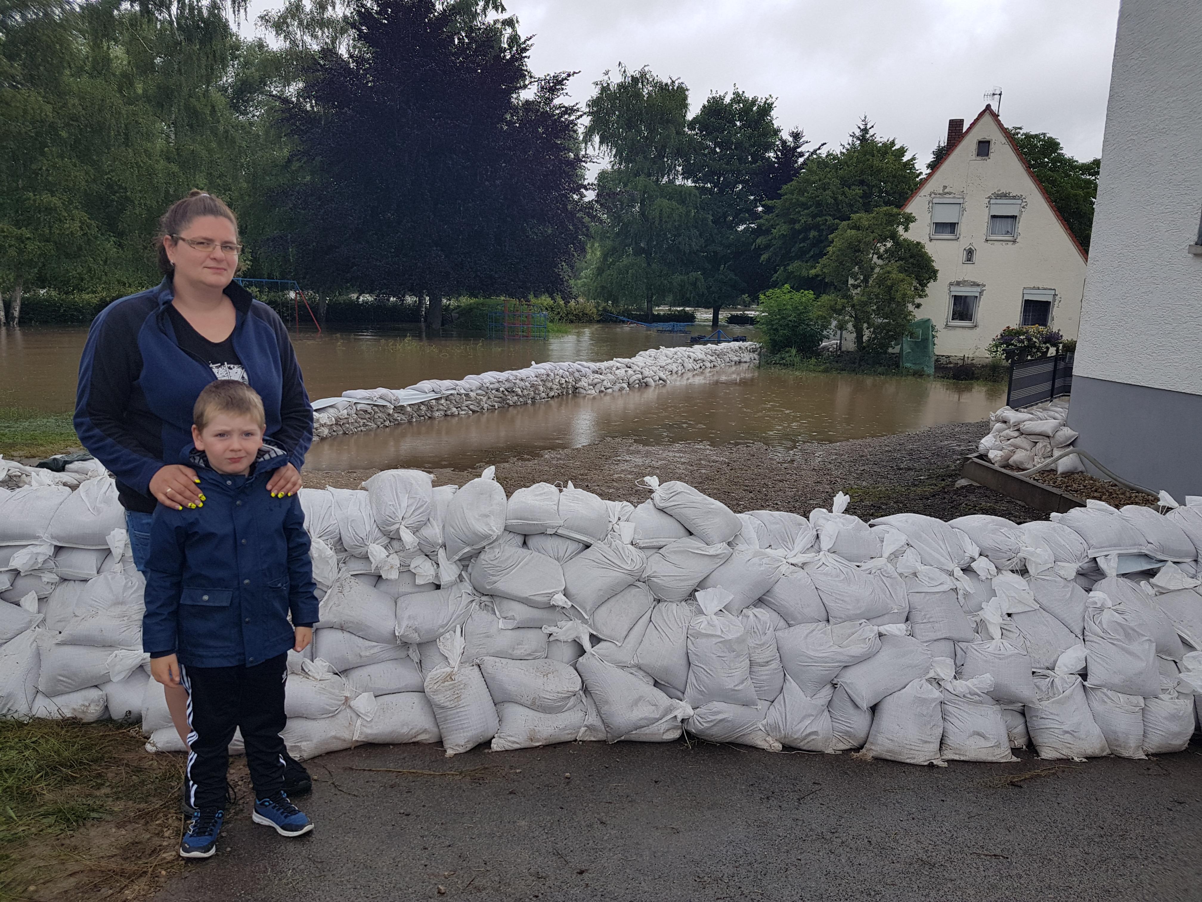 Nadja Klement mit Fabian, FFW-Frau war nachts im Einsatz.
