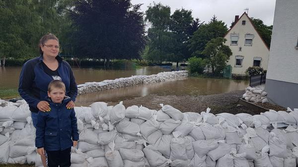 Nadja Klement mit Fabian, FFW-Frau war nachts im Einsatz.