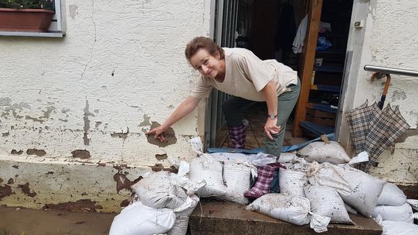Liselotte Seuberth, Schlammersdorf, ihr Haus stand im Wasser bis dahin, wo sie hindeutet.