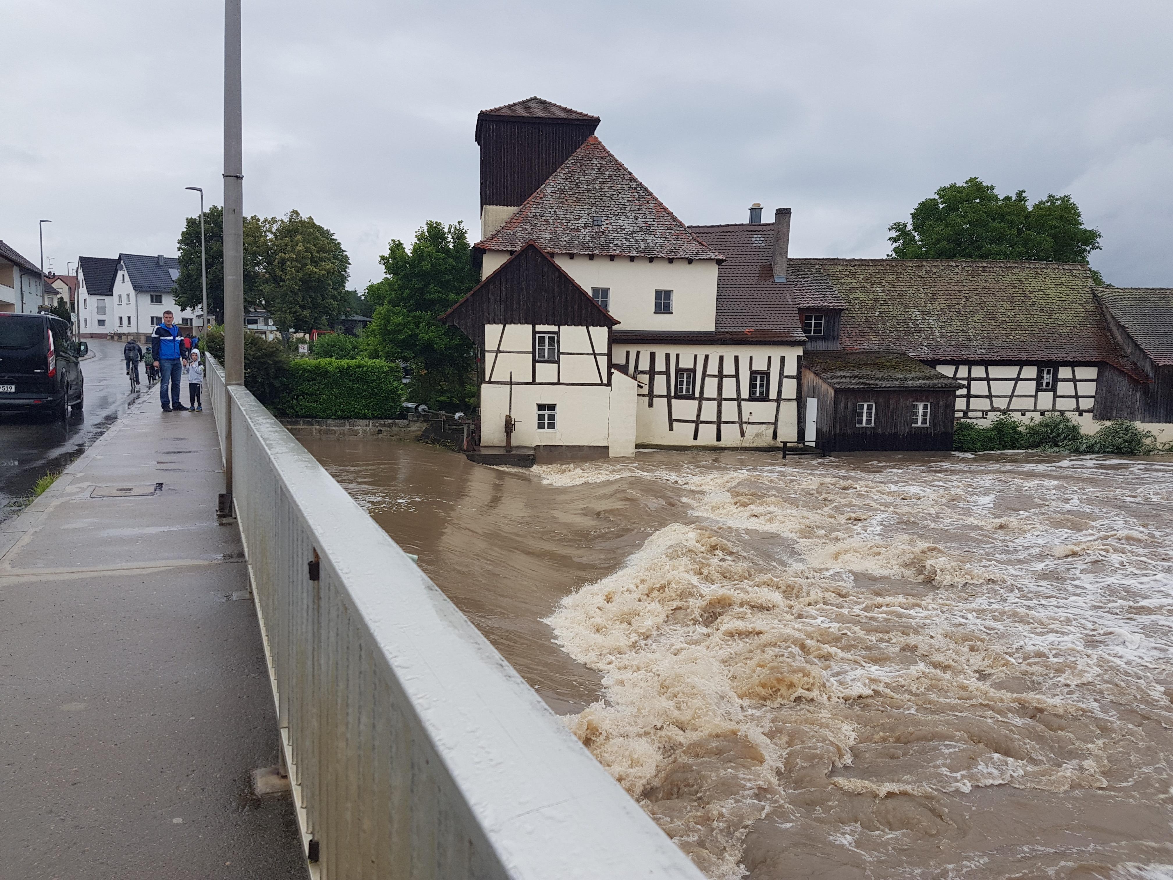 Der Wasserfall zwischen Schlammers- und Trailsdorf trägt die Wassermassen in Richtung Regnitz.