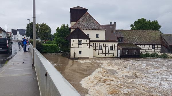 Der Wasserfall zwischen Schlammers- und Trailsdorf trägt die Wassermassen in Richtung Regnitz.