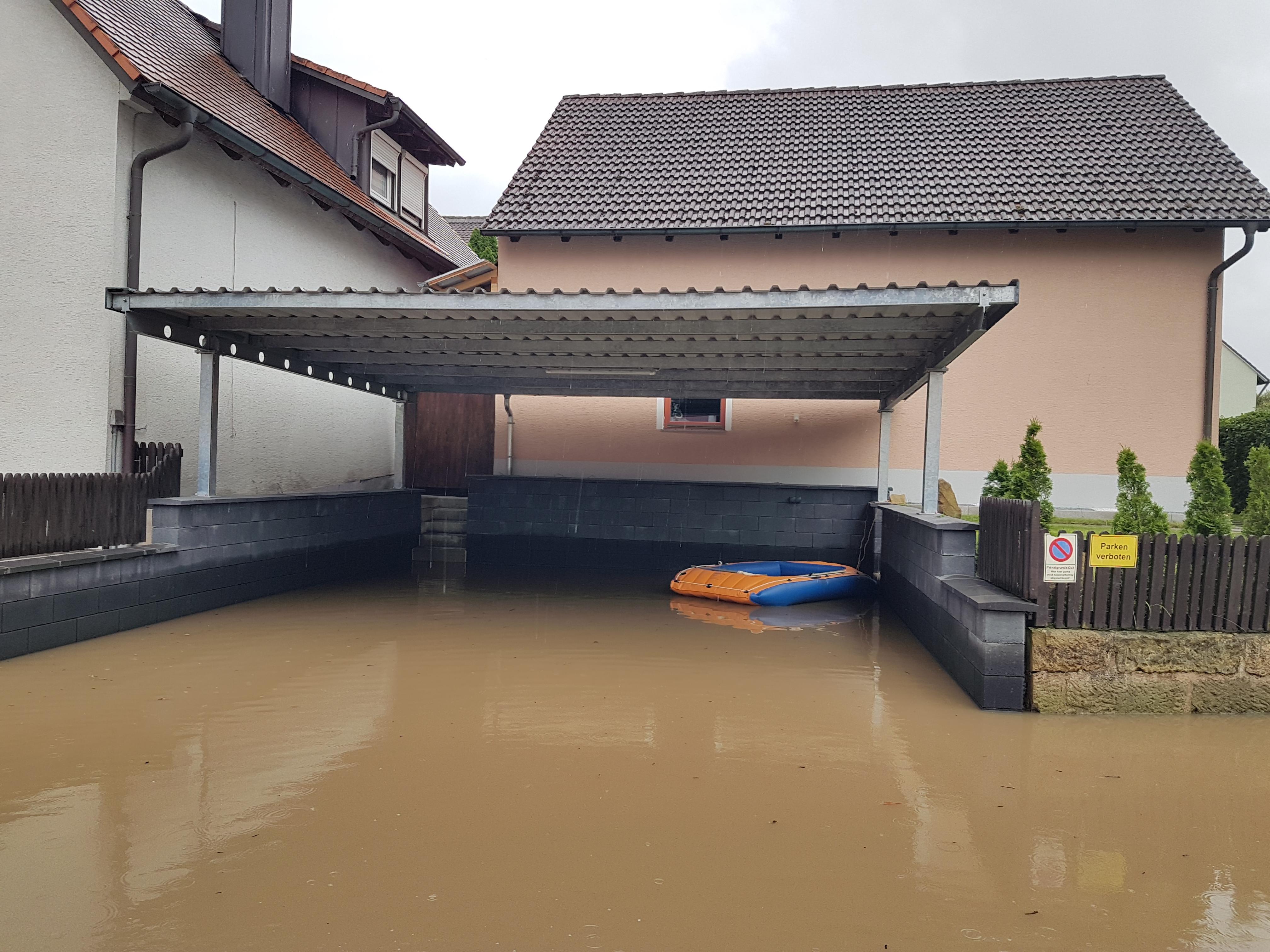 Mit dem Schlauchboot könnte man in Hallerndorf über die Straße fahren.
