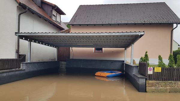 Mit dem Schlauchboot könnte man in Hallerndorf über die Straße fahren.