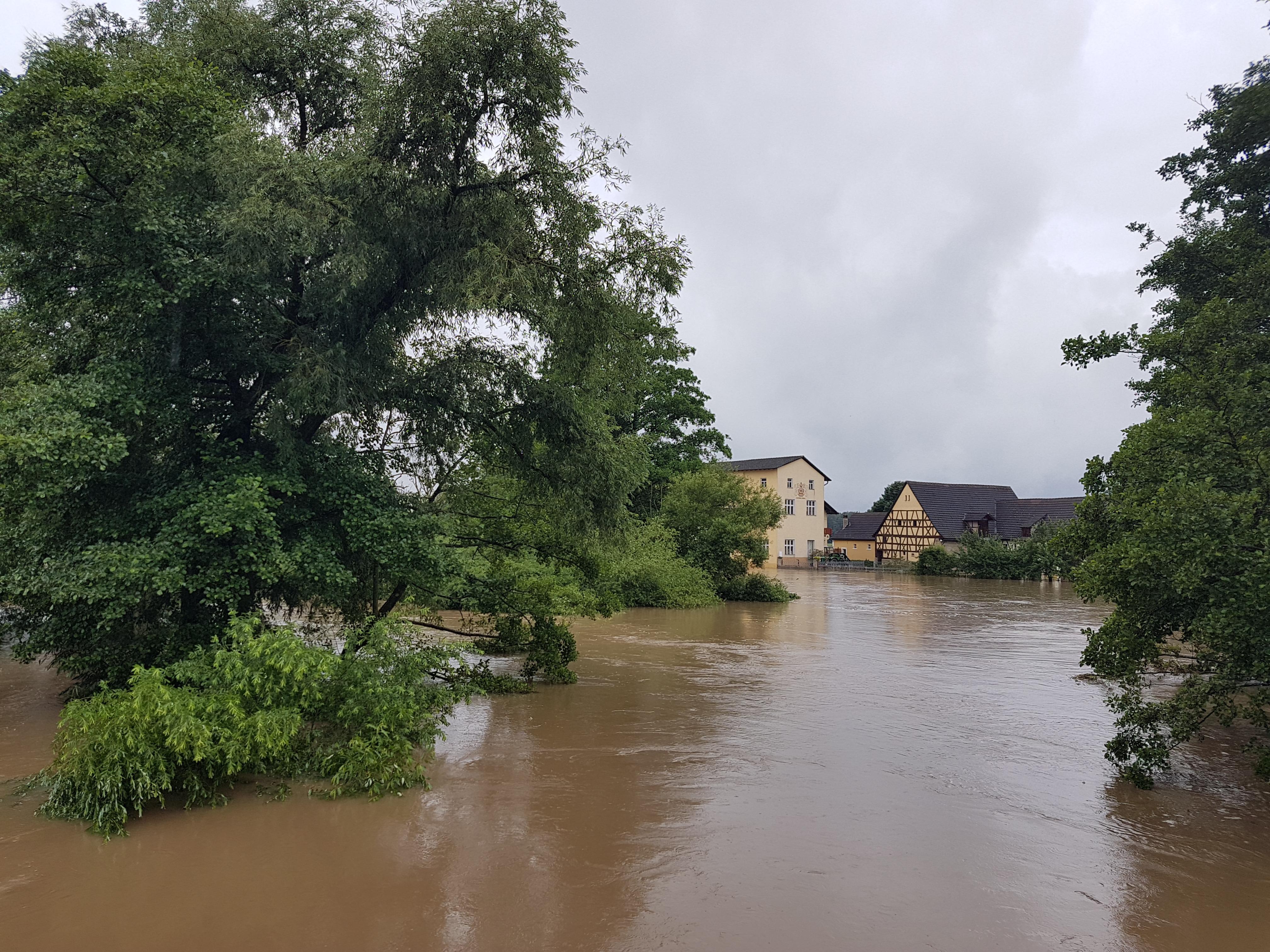 Die Willersdorfer Mühle steht einsam im Hochwasser