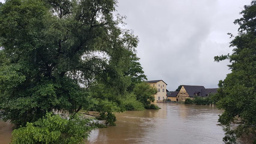 Die Willersdorfer Mühle steht einsam im Hochwasser
