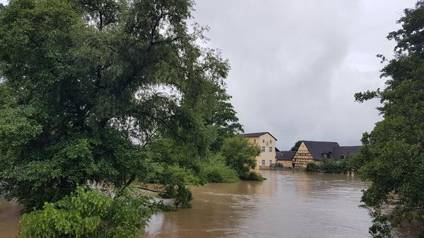 Die Willersdorfer Mühle steht einsam im Hochwasser