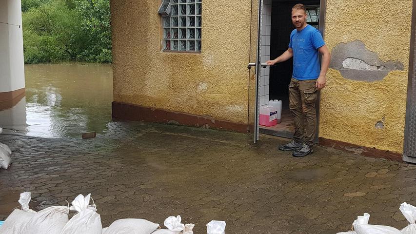 „Das Wasser geht schon wieder zurück“, freut sich Ralph Bauer von der Metzgerei Bauer in Halllerndorf.