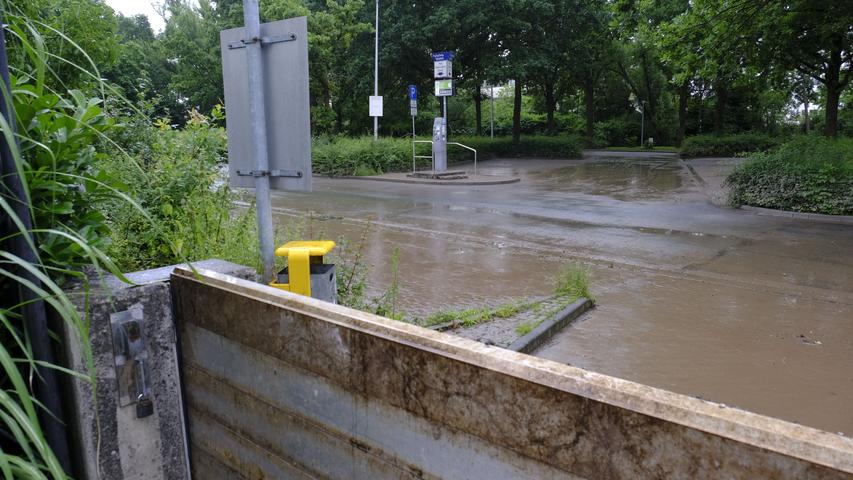 Der Parkplatz "An der Schütt" war überschwemmt. Doch nachdem das Wasser zurückgegangen und die Schlammschicht entfernt ist, kann dort wieder geparkt werden.