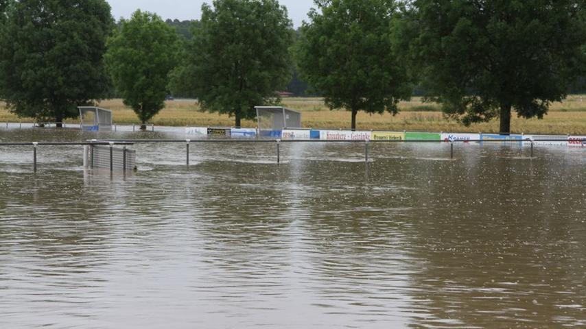 Der Hallerndorfer Sportplatz steht komplett unter Wasser