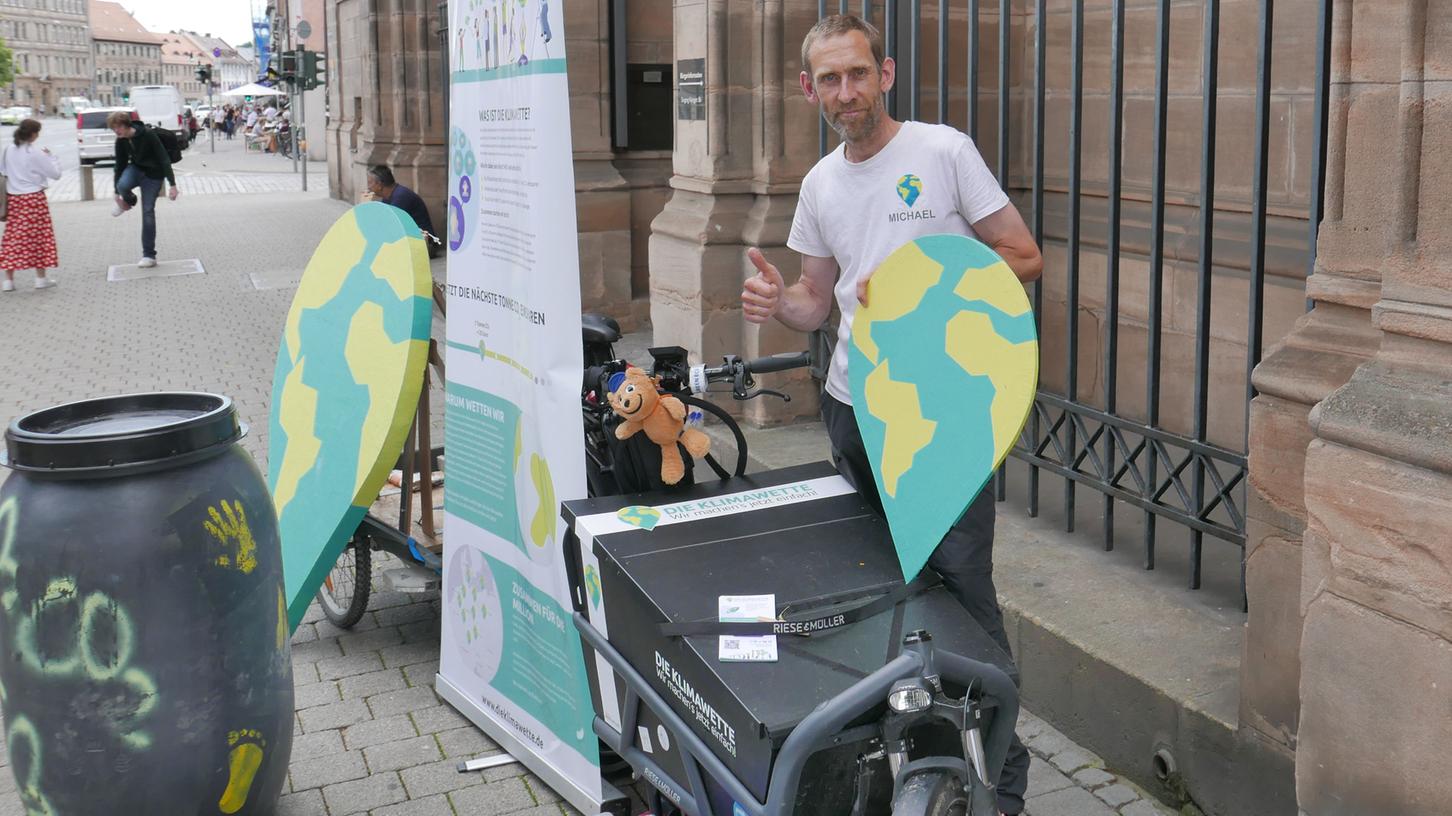 Original: Klimaaktivist Michael Bilharz mit seinem Lastenrad vor dem Rathaus.   