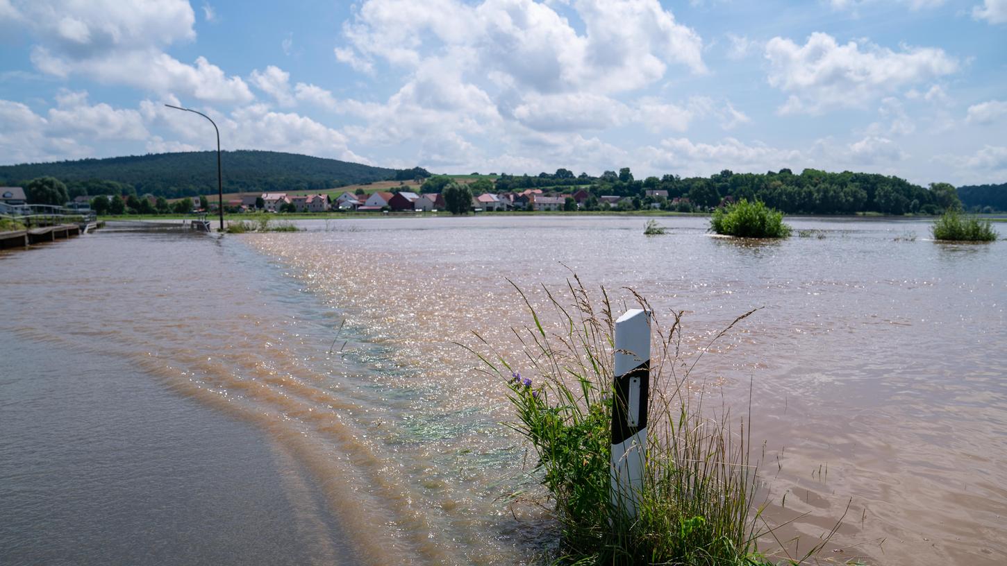 Unwetter überfluten Teile Frankens. Sogar ganze Ortschaften stehen unter Wasser.