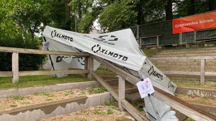 Unter anderem wurde dieser Pavillon auf dem Festivalgelände beschädigt. Unter anderem wurde dieser Pavillon auf dem Festivalgelände beschädigt.